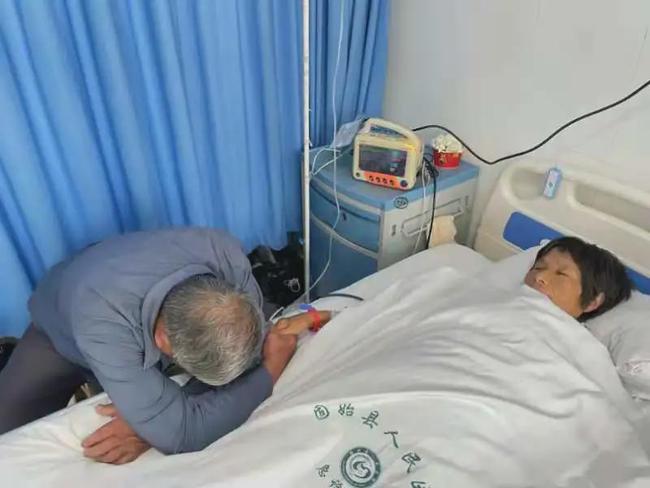 七旬老人照顾骨折老伴病房中上演最浪漫的事