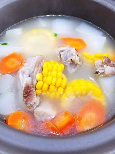 孕期营养食谱|玉米萝卜排骨汤,鲜美好喝又暖胃!长胎不