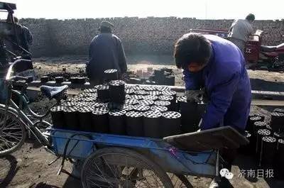 还记得那些年我们用过蜂窝煤吗?如今他成了网红了,满满的都是回忆啊!