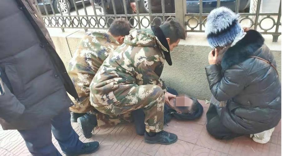 男子晕倒心脏骤停 幸遇三名会做心肺复苏的消防员