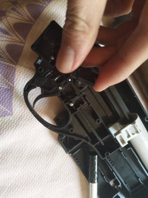 牛头401拆开后扳机有个东西装不上了,求教,如图