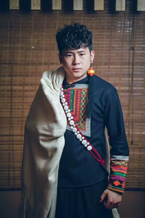 彝族歌手:  说比阿达:,北京阿斯妞妞歌手,代表作品《诺苏阿依》等!