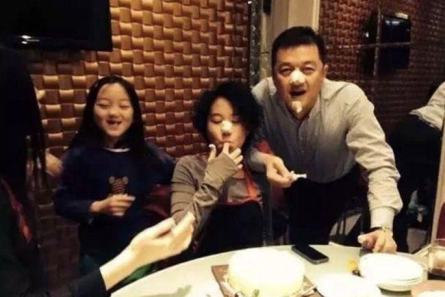 李亚鹏携女儿与新女友吃饭,李嫣低头吃喝态度冷淡,全程零互动