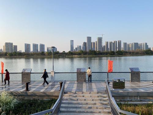 小区旁德胜河滨公园景观