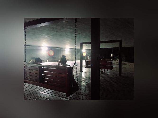 唔～在宿舍宅了一天 晚上和娴娴骑着车子出去溜了溜 心心念念的秋千