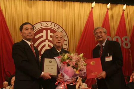 2008年北大110周年校庆期间,于敏被授予"北京大学杰出校友"称号