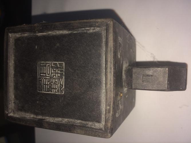 藏品名称:高彩荣制12生肖紫砂壶藏品规格:高:约9