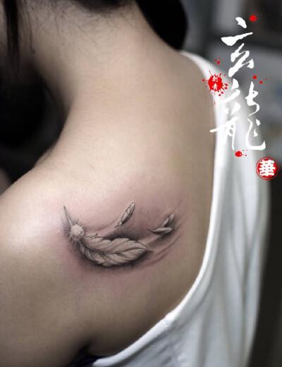白色羽毛纹身