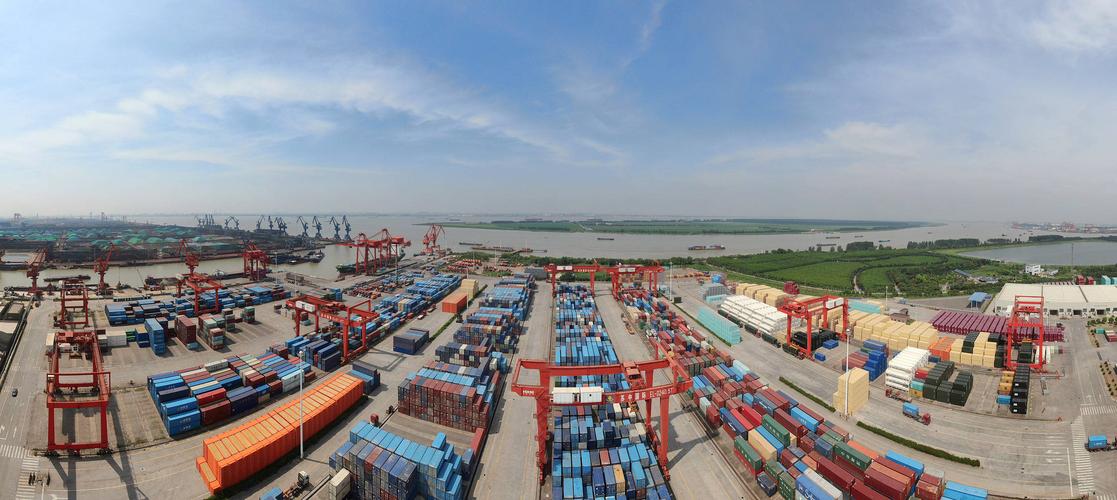 江苏南通,航拍如皋港外贸集装箱码头.图片来源:视觉中国