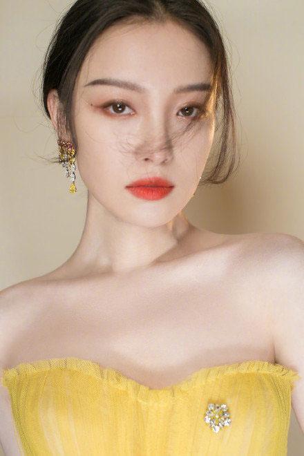 倪妮身着黄色抹胸纱裙亮相时尚风格大赏,温柔美艳天鹅颈太优美了