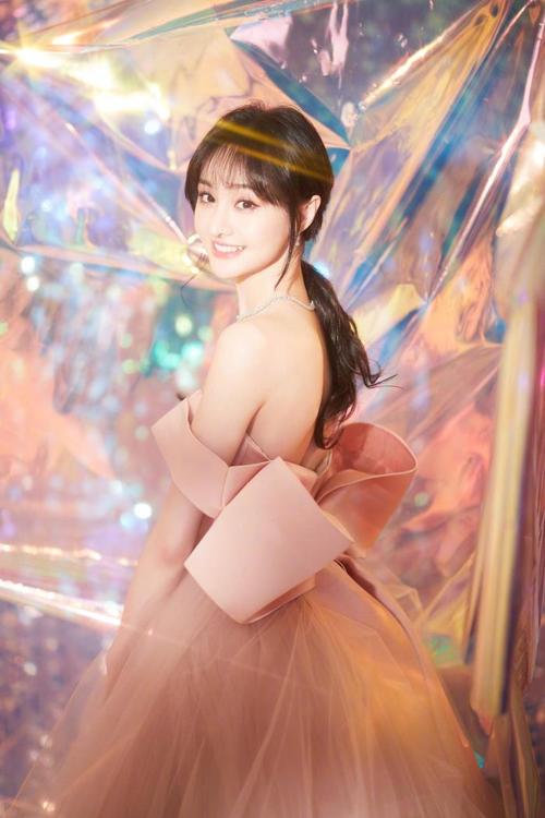 郑爽抹胸纱裙郑爽粉色抹胸纱裙好美