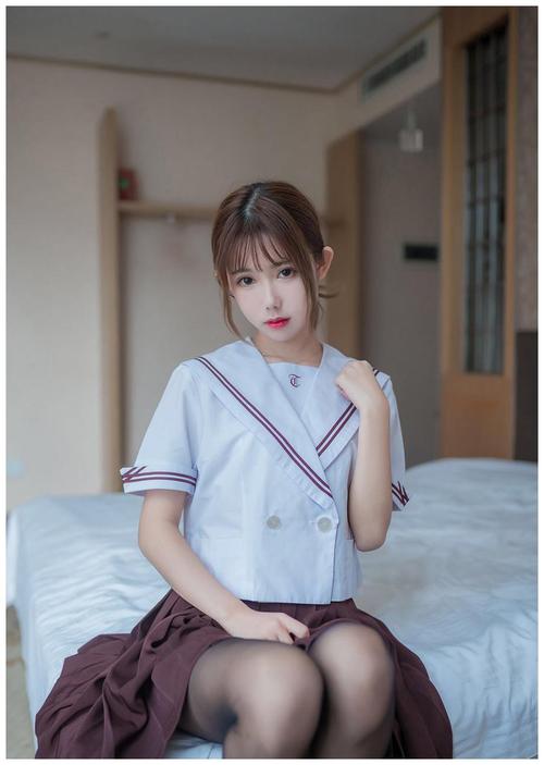 娇小又可爱的小脸美女,梳着齐刘海发型,搭配制服短裙加丝袜,很靓丽的