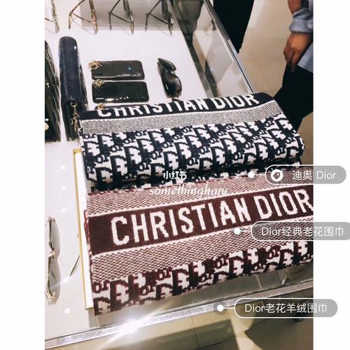 dior最新老花元素大披肩._迪奥怎么样_围巾_披肩_时尚_穿搭