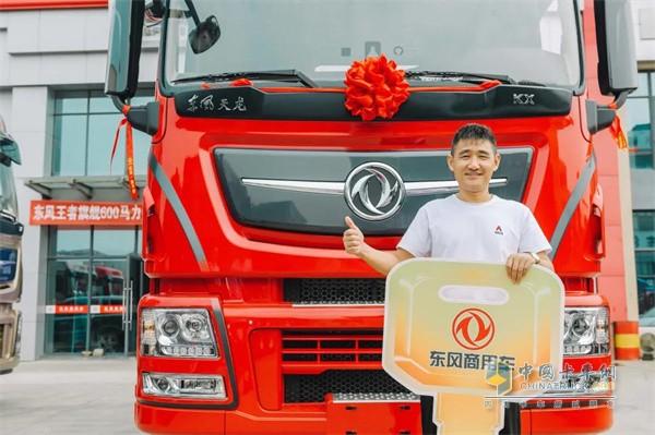 东风商用车国六第90000辆卡车交付用户