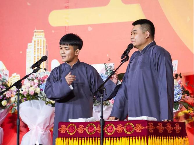 岳云鹏,孙越的《卖估衣》各种叫卖吆喝外加互损逗乐,甚是欢乐;王霄颐