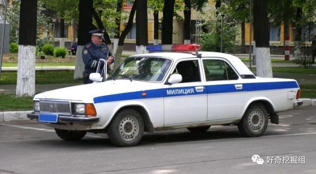 而俄罗斯也继承了苏联的白蓝警车,加上红色的警灯,刚好是俄罗斯三色旗
