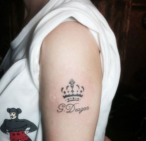 大臂个性的皇冠和gdragon纹身