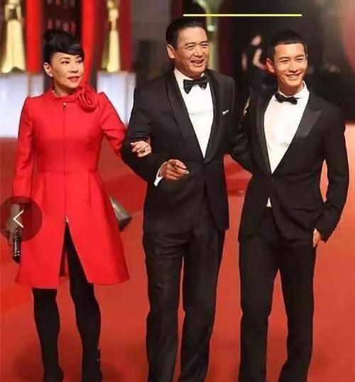 43岁黄晓明和65岁周润发,身高仅差2cm,却看到真实的对比