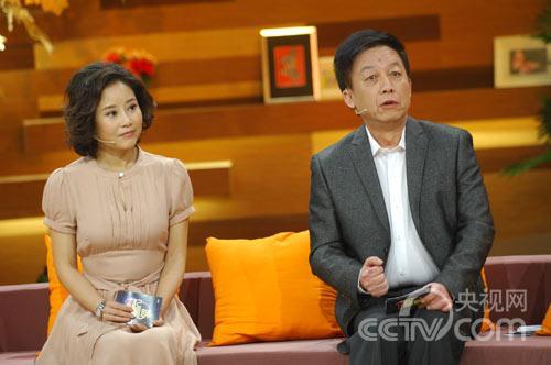 著名学者易中天和知性主持李蕾共同担任节目主持人,和大家一起聊百