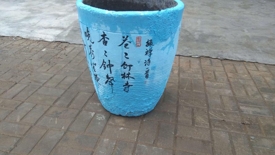 朱阁镇废弃水缸创意手绘绘出朱阁新模样