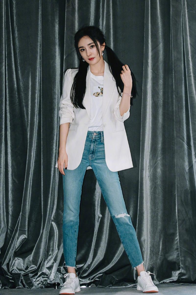 杨幂真是个"时髦精",西服搭配牛仔裤高级精致,看不出有33岁了