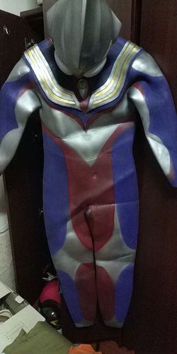 网友花两年定制迪迦奥特曼皮套,把成品穿在身上,迪粉