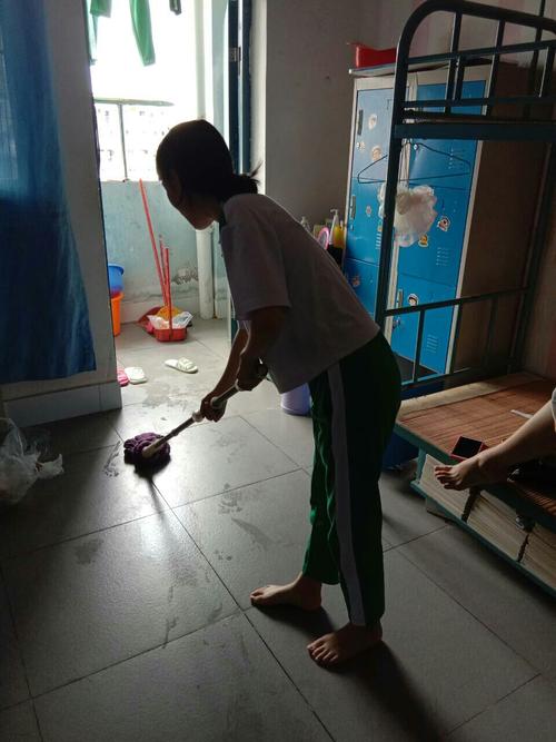 认真拖地的背影是最美的