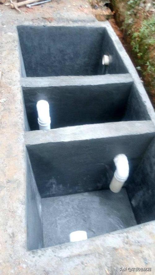 所以化粪池的作用就是收集,发酵,储藏,然后在盖板上预留比较大的口