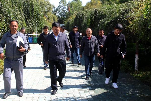 尼勒克县委书记周立新到喀尔沃依村调研
