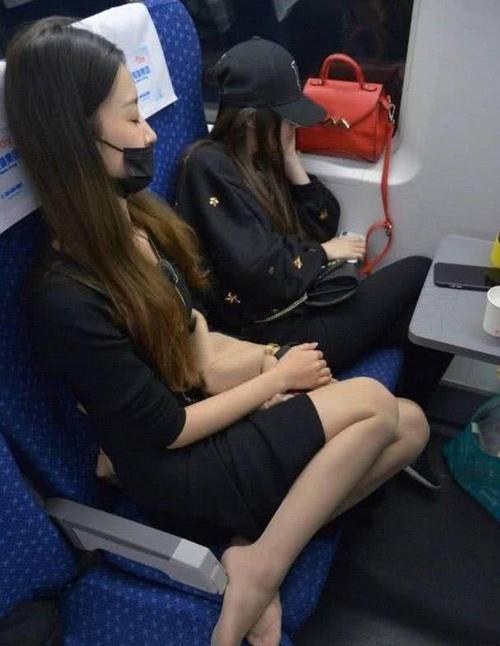 "女乘客脱鞋把脚伸向前排",如何看待这种行为?你敢拍