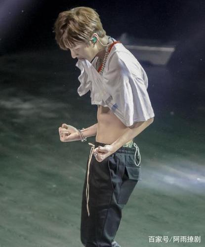 王一博跳舞太激动,掀起上衣展现腹肌,网友:我不敢看