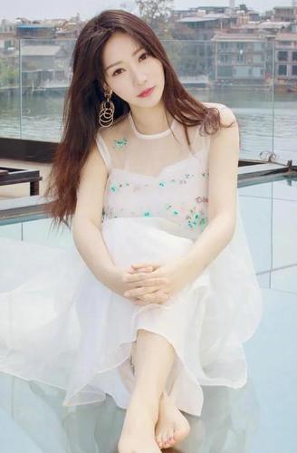 女明星美腿玉足