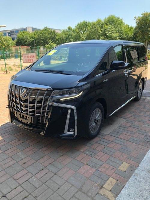 2021款丰田埃尔法仍然会推出3款配置车型,豪华版和尊贵版相差一些舒适