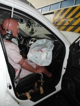 前排双安全气囊完全打开,安全带工作良好