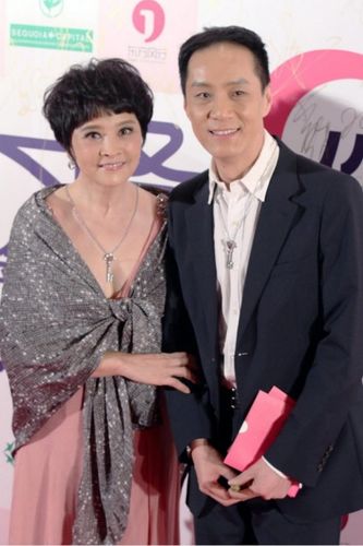 梁丹妮还是那么年轻,与小8岁冯远征站在一起时,还挺有小女人样