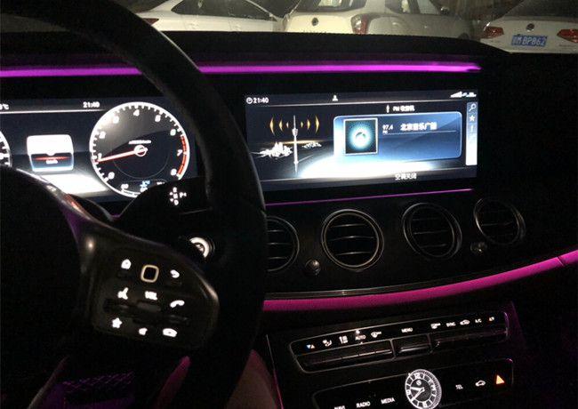 车内中控下方的时钟,白色led背景光,应该tb置办一个iwc的去,那样就更