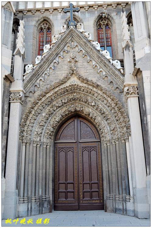 天主教堂的大门,大门分左,中,右三个,这个是中门