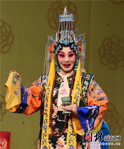 陈素琴在上党梆子《三关排宴》中饰萧太后. 河北日报记者 赵永辉摄