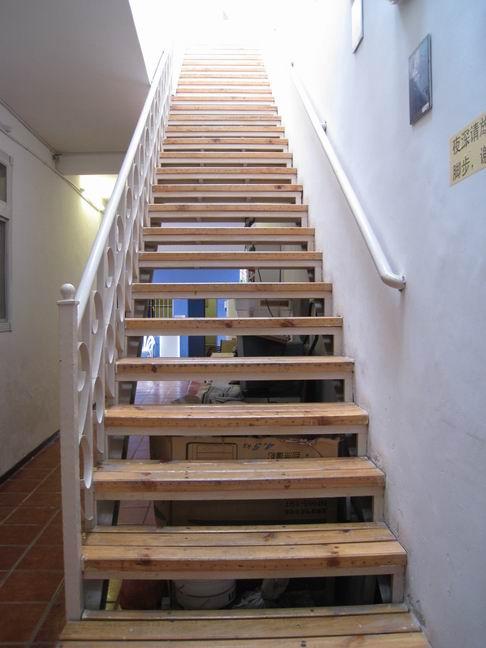 (通向客房的楼梯)