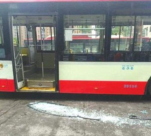 成都一公交车因乘客过多车门被挤爆 关门一瞬后门玻璃破碎