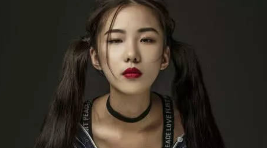 《变形记》"巨婴女孩"刘思琦,出门需要保镖护送,如今却明星范十足!