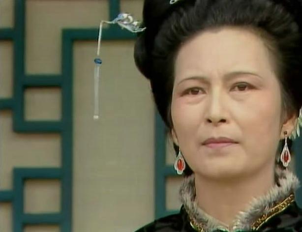 《红楼梦》里金钏投井的背后是正室王夫人与赵姨娘的争斗?