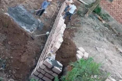 挡土墙修建,在农村里大部分的都是用的红砖砌成,这对于只有2～30
