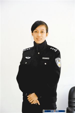 刘宁,42岁,内蒙古呼伦贝尔人  从警12年,现为福田派出所民警