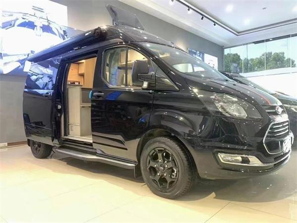 那收紧的车头,上中下三块进气格栅,以及保险杠上的前雾灯和途睿欧有几