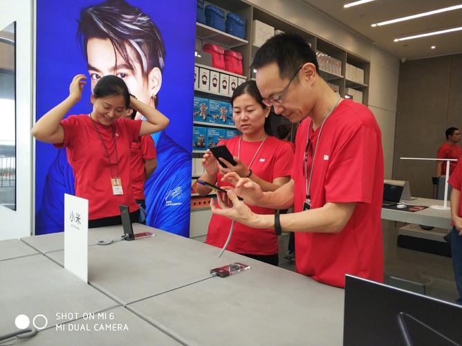 小米林斌则是在店员的陪同下,亲自体验自家的产品. (来自:蒙先森)