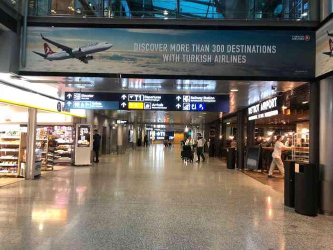 o" learys helsinki airport-"边上是burger king,想.