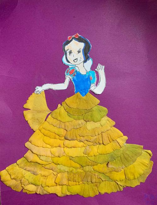 瞧,穿着漂亮的银杏叶裙子的小公主过来了,就让我们跟着她一起走进