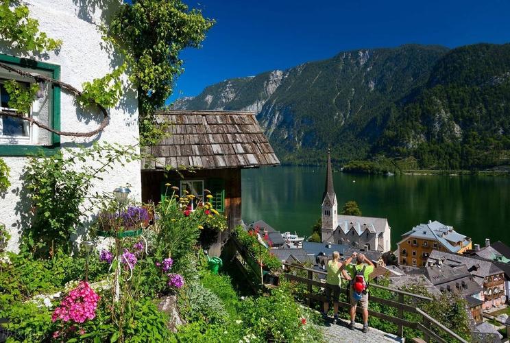 1/ 12 奥地利有很多童话小镇,官方能称得上"最美"的只有哈尔施塔特.