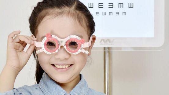 2角膜接触镜普通框架眼镜无法矫正不规则散光,对高度散光的矫正效果也